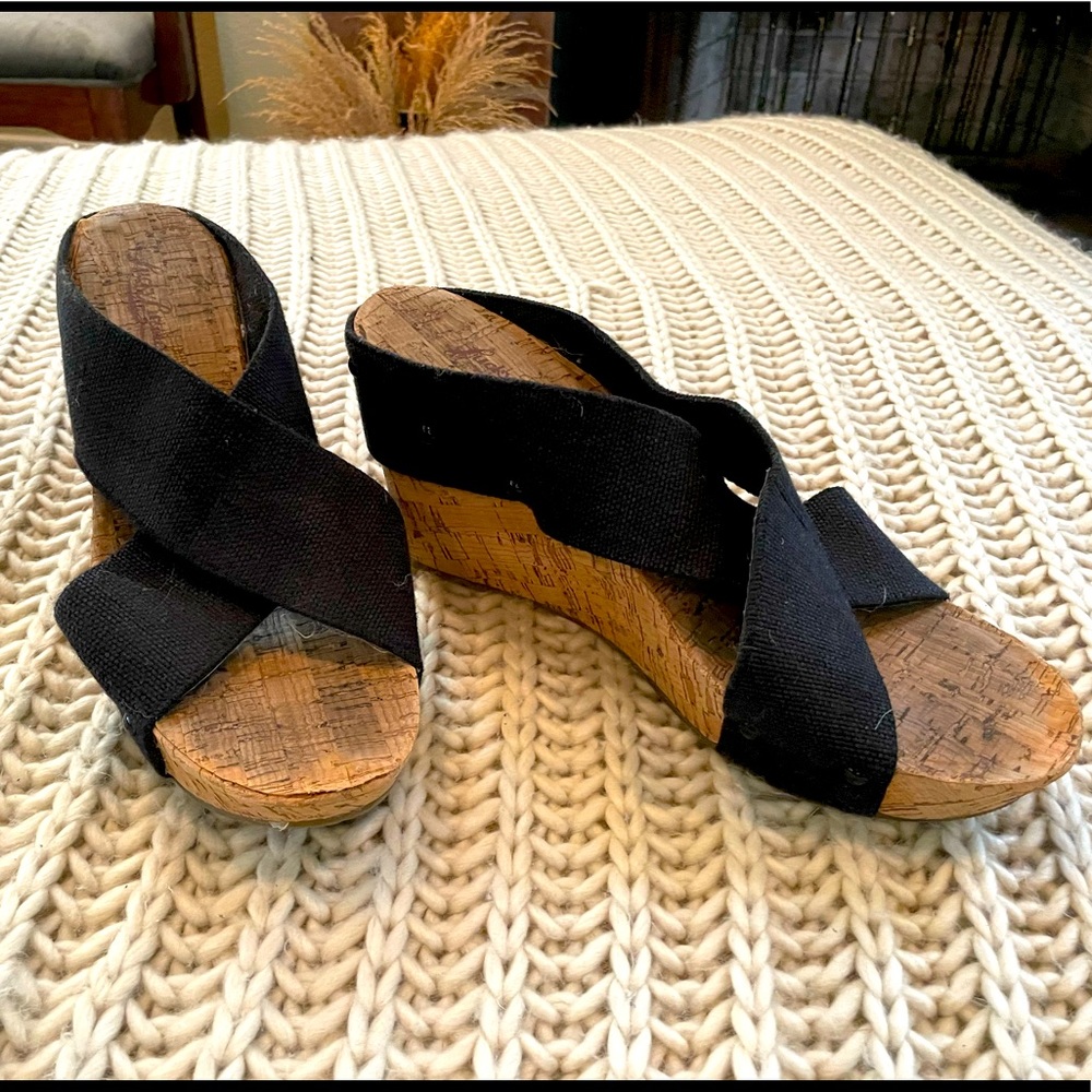 ♻️GOODWILL BOUND♻️ 
⭐️Free w/ Bundle⭐️ Lucky Brand Black Strap Cork Wedges